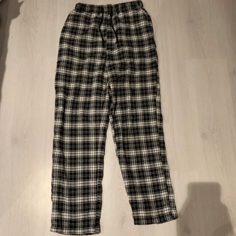 Pyjamas byxor från Shein i nyskick, stl xs, dom är super mysiga! 55kr+frakt. Jeans & Byxor.