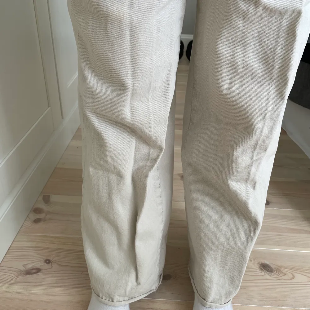 Beige Jackie jeans från Lindex . De är uppsydda och når precis till golvet när jag har på mig dem (164 cm). . Jeans & Byxor.