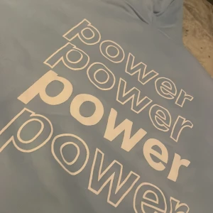 hoodie - Säljer en i princip oanvänd hoodie, endast testat på. Storlek L men skulle säga att den är en medium. Frakt får köpare stå för 