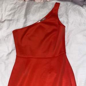 En röd klänning man kan ha som en fin klänning på en bal eller vad som helst. Storlek xs men funkar som small också. Den är aldrig använd ifrån oh my love. 