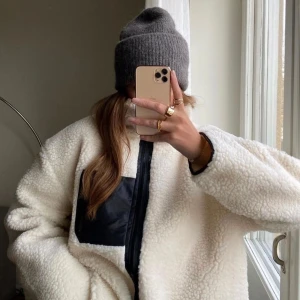 Teddyjacka NA-KD  - Jättemysig och fin jacka från NA-KD, knappt använd. Jackan är helt slutsåld. 