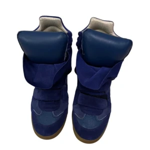 Isabel Marant skor - Säljer mina helt fantastiska isabel marants. De är mycket sparsamt använda så i super skick. Väldigt svår färg att få tag på💘 Storlek 39 Nypris från mytheresa 4440kr, Säljer för 1800kr plus frakt. Äkthets intyg och dustbags medföljer🫶🏼