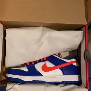 Dunk low crimson  - Dunk low Crimson, helt nya i box, storlek 39, pris 1900 + frakt (99kr)