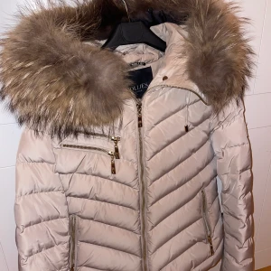 Hollies jacka - Beige hollies jacka med guldiga detaljer, knappt använd och är som ny! Pris kan diskuteras