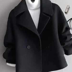 Kappa - Säljer denna fina kappan då den var lite för liten för mig. Köpte den precis och aldrig använt. Nypris 450kr. Kontakta mig vid intresse, köparen står för frakt❤️