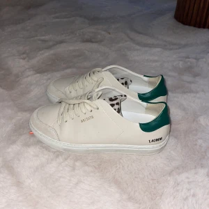 Axel arigato skor - Beiga Axel arigato skor men lite olika färger & mönster. Använd fåtal gånger. 