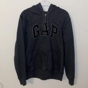 Vintage Gap Hoodie Svart - Köpt på secondhand. Riktigt fet, tyvärr för stor för mig.