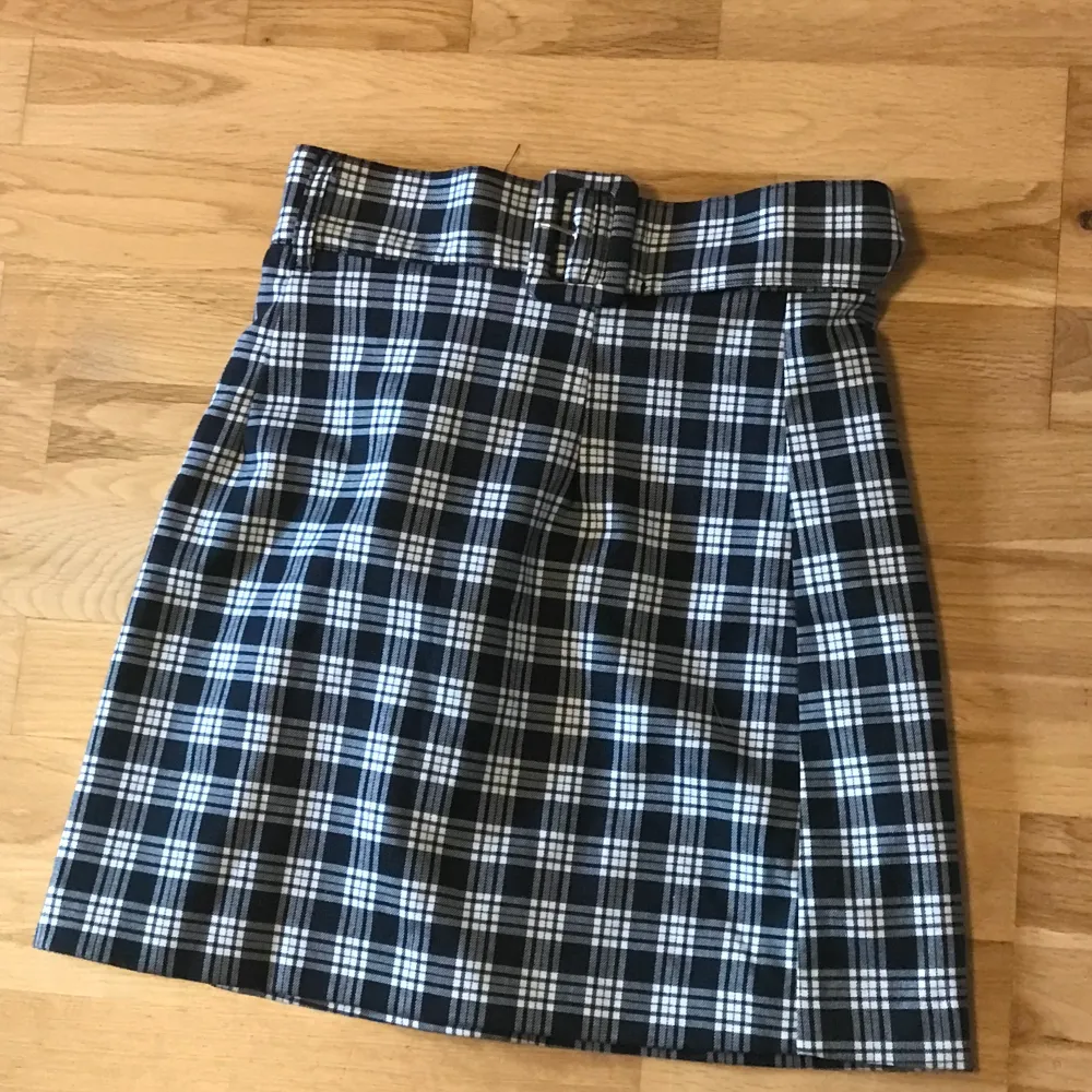 Denna kjolen är från h&m och är i nyskick:) kontakta mig vid intresse :). Kjolar.