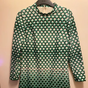 Äkta vintage klänning från 60-talet - Använd men absolut inget slitage synligt på utsidan då jag tagit extremt väl hand om klänningen. Underkjolen behöver lite omvårdnad & kärlek, men som sagt det är inget som syns när den är på. Otroligt vacker & unik klänning. 