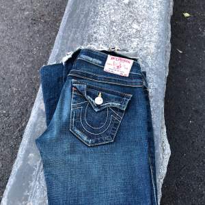 Ett par true jeans i storlek 25 😘😘säljer för 700 o kan mötas i Stockholm passar 155-168cm ish❤️❤️