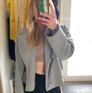 Kort kappa - Säljer denna superfina kappan/jackan som passar perfekt nu under hösten! Budgivning vid flera intresserade❤️