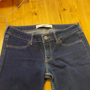 Ett par lågmidjade jeans från Hollister. Bra skick, använt ett par gånger. 