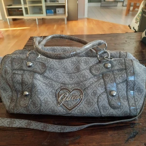 Guess väska - Snygg vintige guess väska. Säljer då den inte kommer till användning. Vet ej om den är äkta