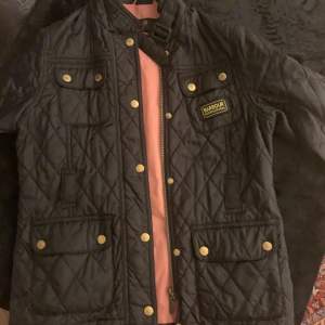 Hej! Säljer nu min knappt använda barbour jacka just för att den är för liten samt att jag köpt en ny, jackan är i bra skick och är perfekt du till hösten köptes på johnells för ca 1500, skriv för fler bilder tex hur den sitter på! Priset kan diskuteras:)