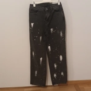 Byxor med fläckar på (de e köpta så)   - Svart gråa byxor med vita fläckar på och är storlek S