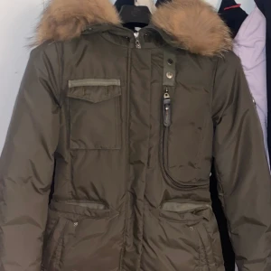 Hollies jacka strlk 38  - Grön hollies jacka i storlek 38. Använd ett par gånger bara så den är som ny. Pris går att diskutera