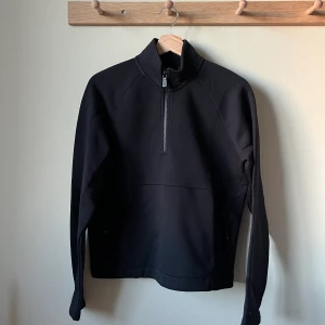 Zip tröja Sail Racing  - Zip tröja från Sail Racing. Oanvänd med tags kvar🖤 nypris 1200:-  Storlek L men liten i storlek så mer som en M