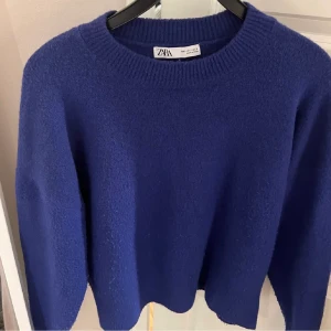 Blå stickad tröja från ZARA!  - Säljer min fina mysiga och trendiga tröja från ZARA! Perfekt nu till hösten o vintern! 150kr + frakt, pris går att diskuteras, hör av er vid intresse! 🫶🏼OBS den är lite nopprig ❤️