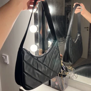 Väska - Superfin svart väska från hm, helt oanvänd och i nyskick! 💞