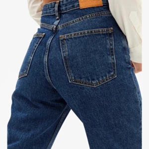 Monki taiki jeans - Säljer pga lite korta på mig dom är 170. Jätte fina jeans som är i nyskick. Tvättat runt 4 gånger och inga defekter. Inköpta för 400 och jag säljer så billigt pga vill få bort dom ut min garderob. Kom privat för egna bilder💕