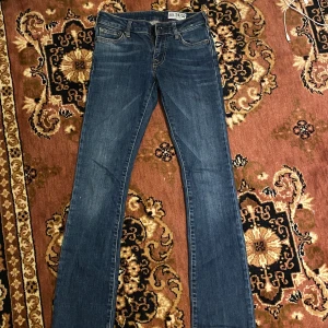 Lågmidjade jeans - Lågmidjade boot/straight jeans från crocker. Storlek 24/32, midjemått 33 innerbenslängd 79❤️ De passar inte mig så har inga bilder med de på!!