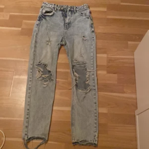 Jeans  - Super fina blåa jeans med hål! Dom har gått sönder nere vid fötterna men det går att bara klippa bort!!!