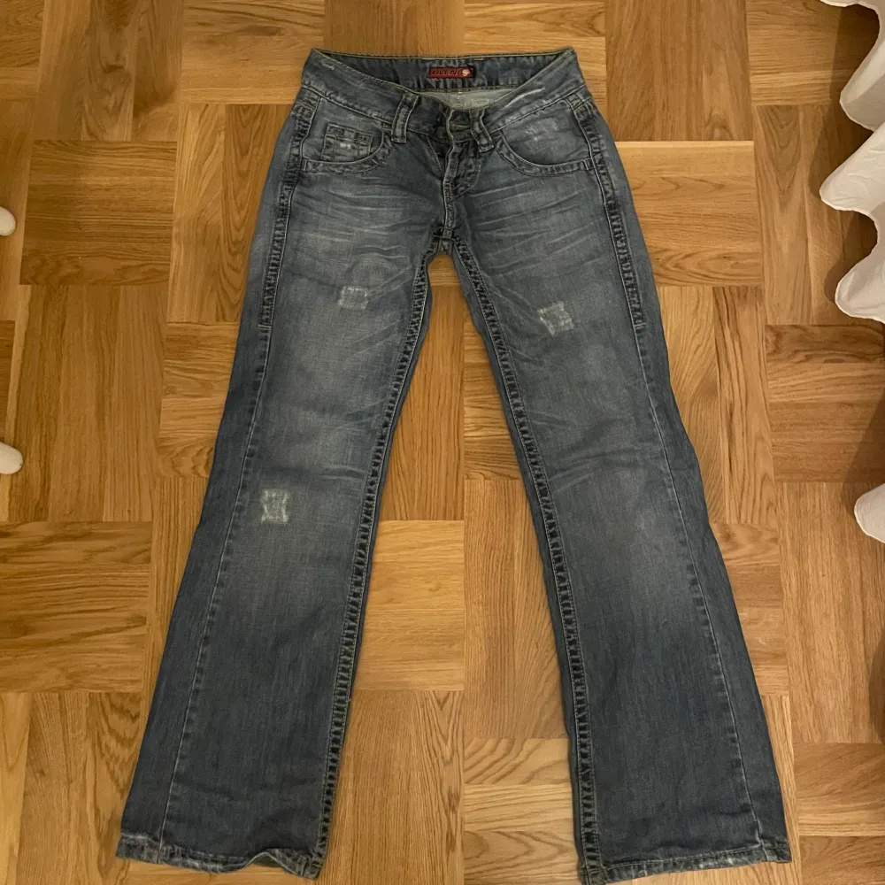 skitsnygga jeans!! köpta här på plick o önskar verkligen jag kunde behålla men behöver verkligen pengar just nu. De är lite slitna längst ner men inget som stör!midjemått 75 cm och innerbenslängd 83💕💕. Jeans & Byxor.