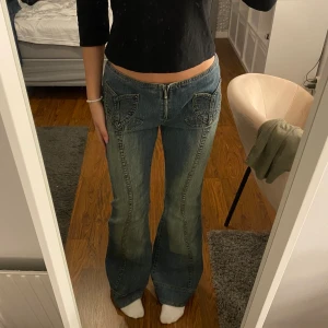 Vintage jeans - Skitsnygga lågmidjade jeans med coola detaljer! Märket Zana Dien💗