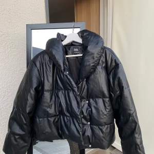 Skinnimitation jacka - Säljer denna supersnygga jacka från zara i skinnimitation som även är vattentålig! Endast använd vid 1 tillfälle! Håller värme bra!! Köparen står för frakten. Nypris:699🤍