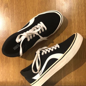 Sneakers - Oanvända sneakers stl 38, från Roots i mörkblått med vita detaljer🤍 Sulan på högersko har gulnat lite grann men inget man tänker på