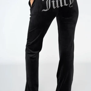 Juicy couture  - Hej säljer mina juicy byxor med text storlek xxs. Kan byta mot ett par svara, beiga, vita eller någon annan färg men MED FICKOR i storlek xxs eller köpa dessa för 700kr❤️