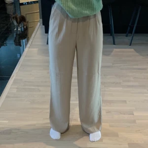 Vida kostym/strandbyxor - Vida, ljusa byxor från Bik Bok. Använda 2 gånger så i väldigt bra skick. Storlek 36 med stretch på baksidan. Skriv för fler bilder eller andra frågor 😊. Köparen står för frakt.