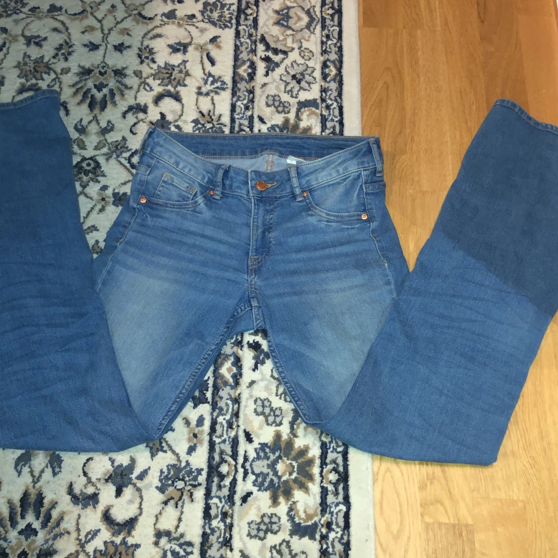 Fina lågmidjade jeans med lite bootcut - 91