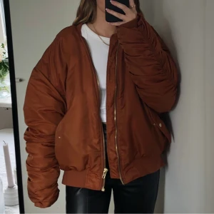 Bomberjacka  - Oversized bomberjacka från missguided. Orange/brun i färgen. Väldigt varm så funkar även på vintern 