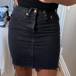 Säljer denna fina jeans kjol från Lager 157. Storlek S, men aldrig kommit till användning. Möts i sthlm och fraktar, pris kan diskuteras💝 