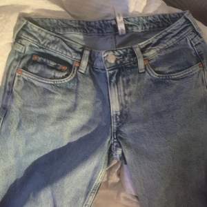 Säljer mina trendiga weekday jeans som är i modellen ”arrow” (dom trendiga lågmidjade), säljer pga kommer inte till använding, nypris var 500❤️