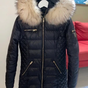 Rock and blue jacka - Knappt använd så i nyskick Modellen heter Beam mid  Storlek 36 Äkta päls 