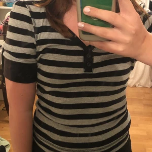 Randig t- shirt - Randig tröja från Kappahl st 32-34.