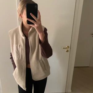 Teddy väst  - Super fin Teddy väst i storlek L så den blir lite Oversize. Perfekt nu till hösten / vintern. 🍂🍁❤️‍🔥