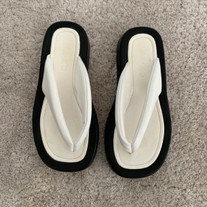 Flipflops från NA-KD - Flipflops från NA-KD, använda 2 gånger. Storlek 36 