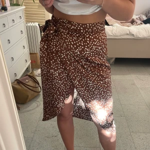 Prickig kjol - Hej! Säljer den här kjolen som är köpt från Boohoo. Den är i storlek 36-38. 