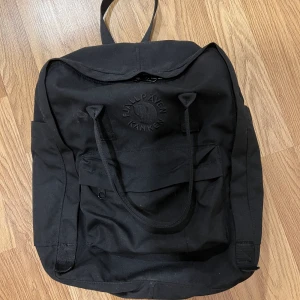 Helsvart fjällräven  - Säljer min fjällräven (vanliga storleken) i en helt svart modell! Både märket och väskan🥰priset går att diskutera 😊😊
