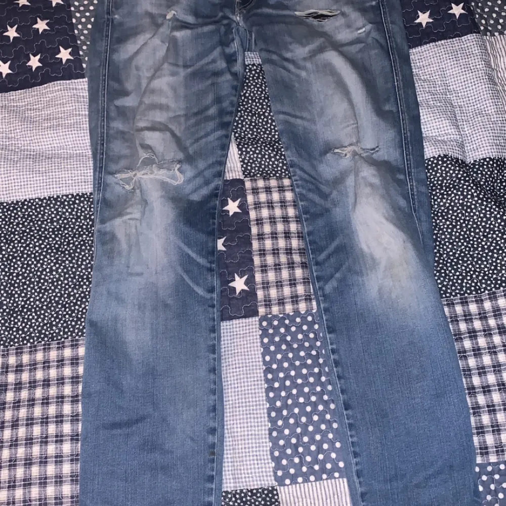 Säljer mina replay jeans då jag vuxit ur dom. De är väldigt strechiga i materialet. Storleken är 31/32. Jeans & Byxor.