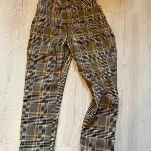 Rutiga byxor - Coola rutiga byxor med kedjedetalj (som är avtagbar) från pull&bear, med skön resår i midjan!