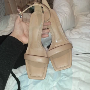 Klackar - Använd en gång. Köpte de till balen 