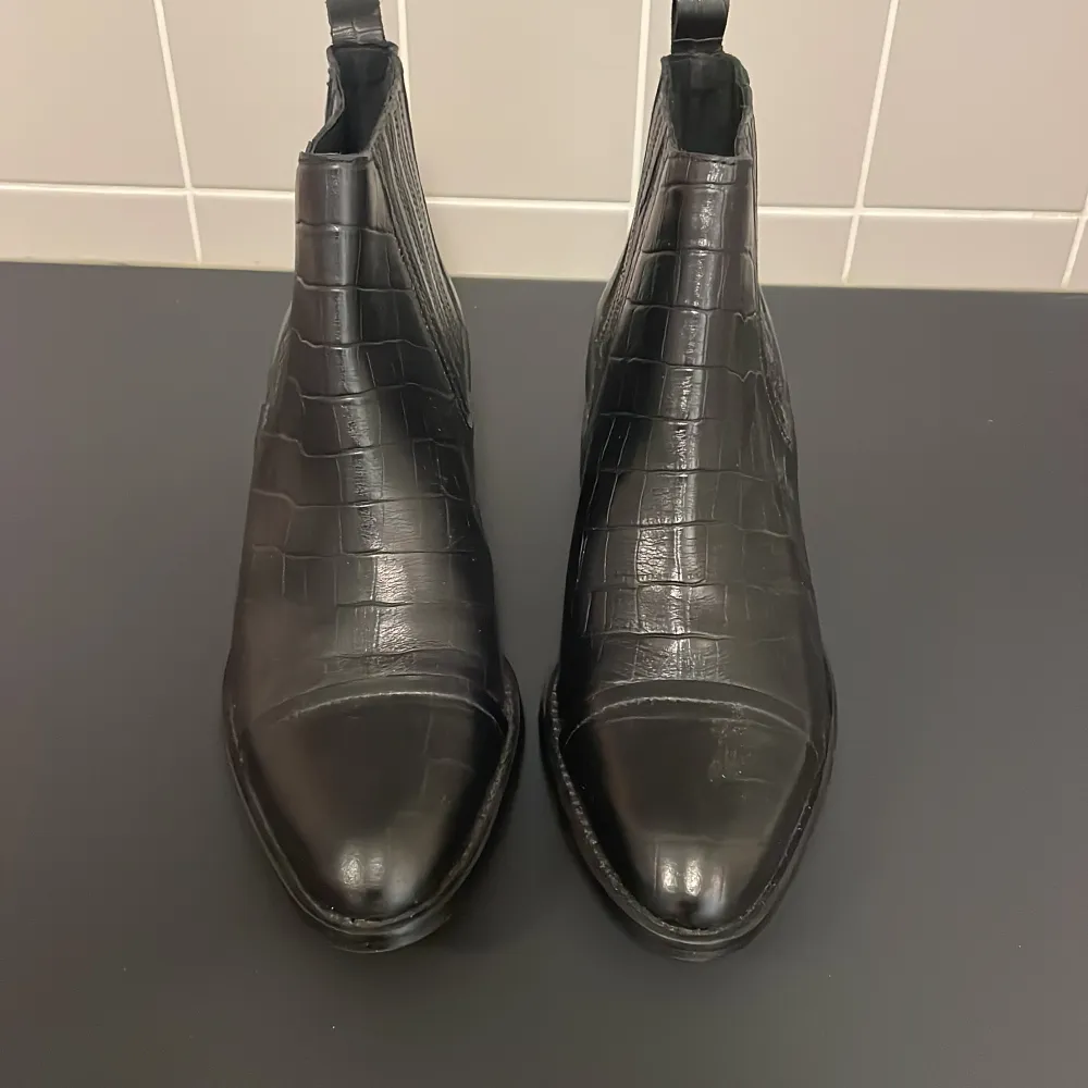 Svarta ormskinnsmönstade boots i äkta läder från Bianco. Aldrig använda. Nypris: 1500 kr. . Skor.