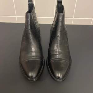 Svarta ormskinnsmönstade boots i äkta läder från Bianco. Aldrig använda. Nypris: 1500 kr. 