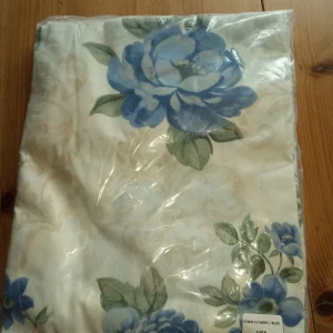 5 metersbunt gardintyg blommigt Lewis Flower Blå 40x250 . - Helt ny och oöppnad förpackning med 5 metersbunt gardintyg blommigt Lewis Flower Blå 40x250 .hämtas i Skene alt skickas o köpare betalar frakten o Swishbetalning tillämpas .frakt inräknat i priset ..104 kr.