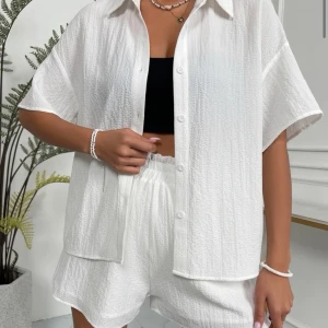 Vitt set - Vitt set från shein. Aldrig använt. Storlek M.  Pris 50 kr + frakt. Skriv vid intresse eller förslag på pris.