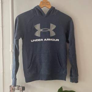 En blå Under Armour hoodie i storlek Junior Medium. 